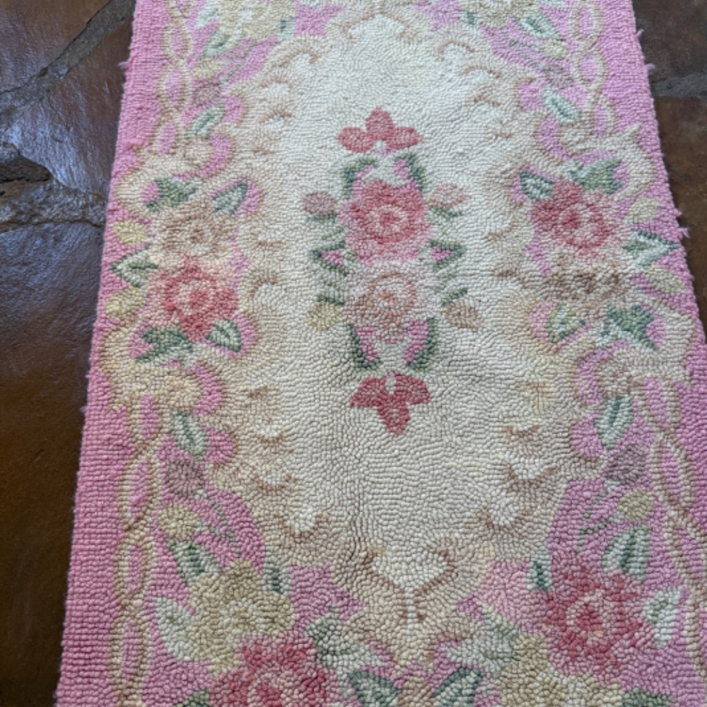 Small Light weight pink hooked rug - Picture 10 of 10